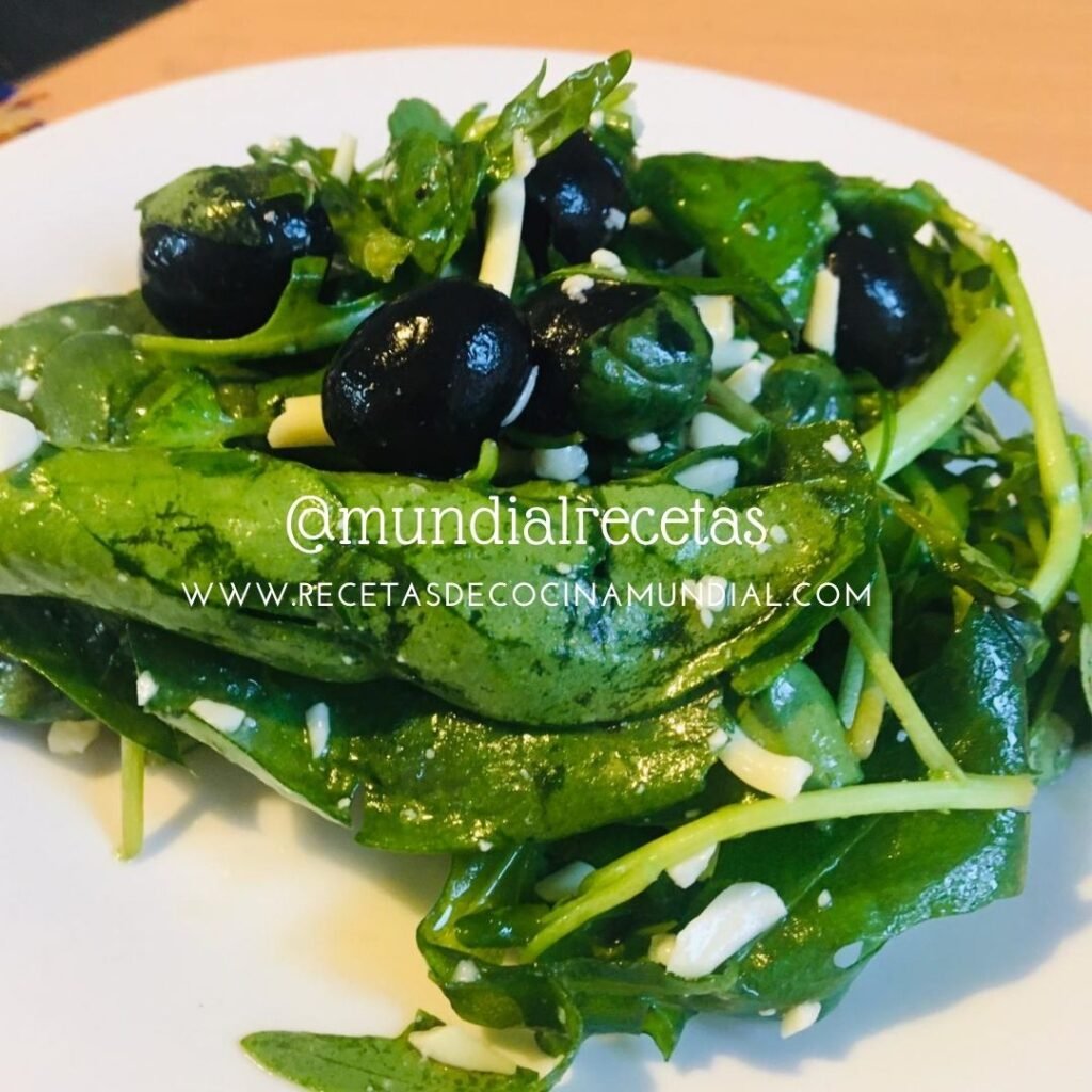 Ensalada verde con aceitunas negras. mundial recetas. recetas de cocina mundial