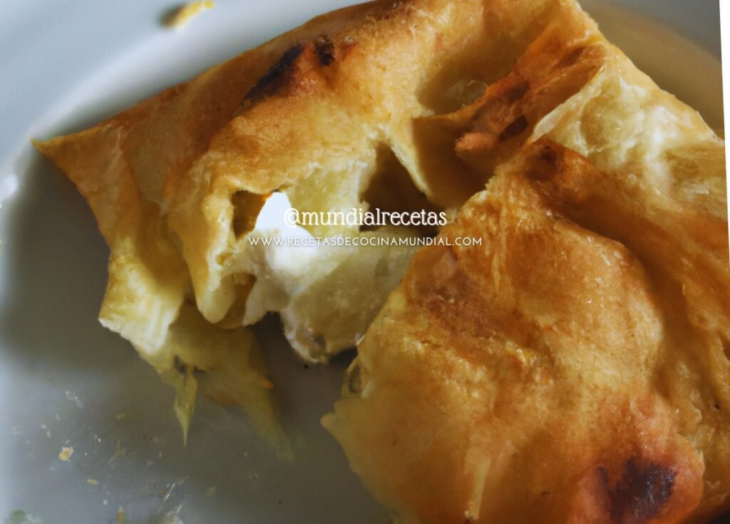 Pita sa sirom. Platos típicos de Serbia. Pastel salado Pita sa sirom. Cocina serbia. gastronomía de Serbia. mundial recetas