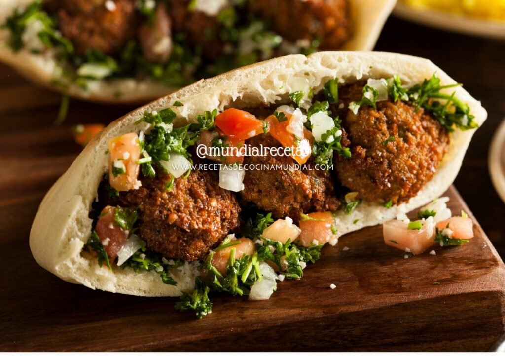 Jordanian falafel sandwich. Sándwich de falafel jordano.  cocina de jordania. 