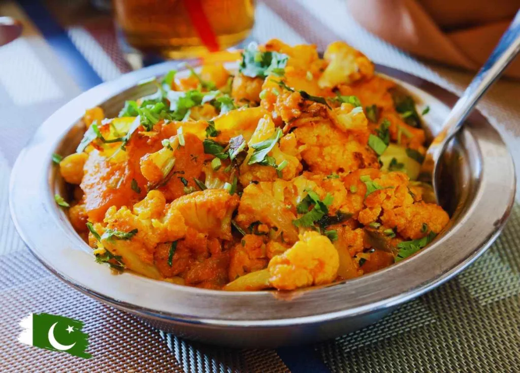 Aloo Gobi en un plato de metal. Comida Pakistaní