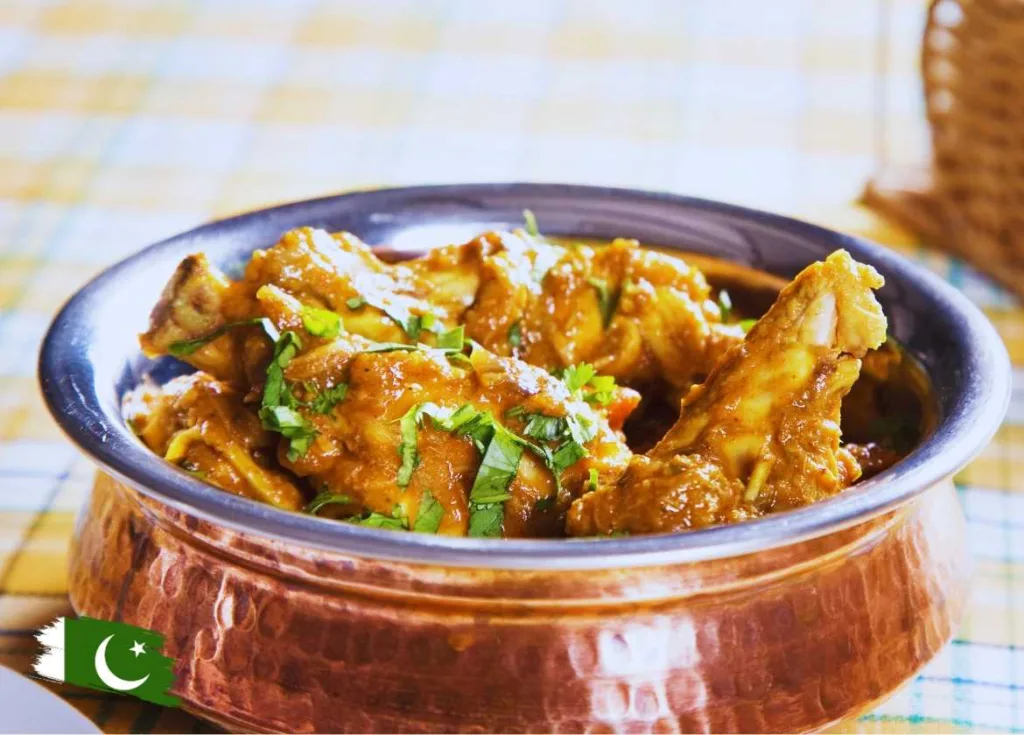 Karahi servido en un plato de cobre