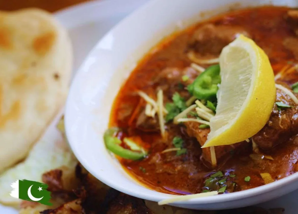 Un plato de Nihari con limón y pan