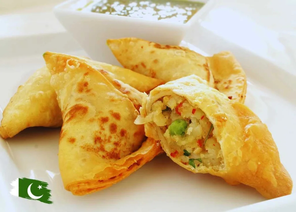 4 Samosas servidas en un plato blanco