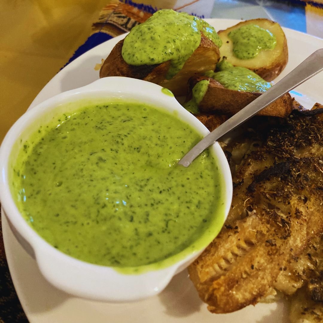 Mojo canario verde junto a unas papas arrugadas y pescado