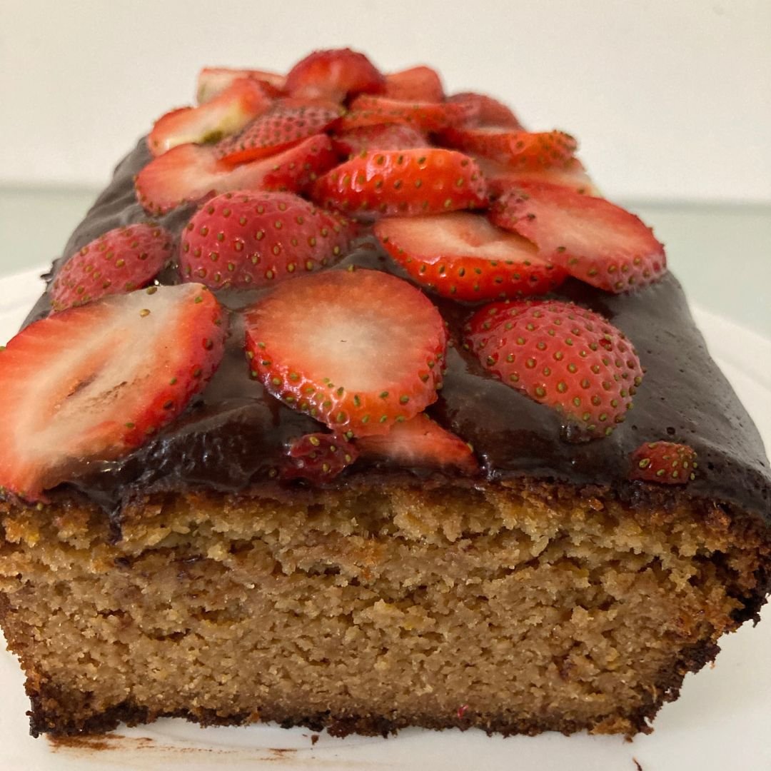 Bizcocho de naranja cubierto de chocolate y fresas