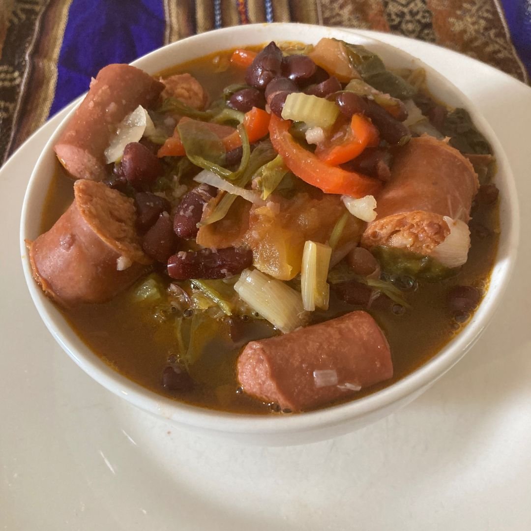 sopa de frijoles rojos con chorizos y vegetales