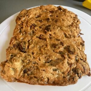 Torta de datiles y nueces  fría y sin cortar