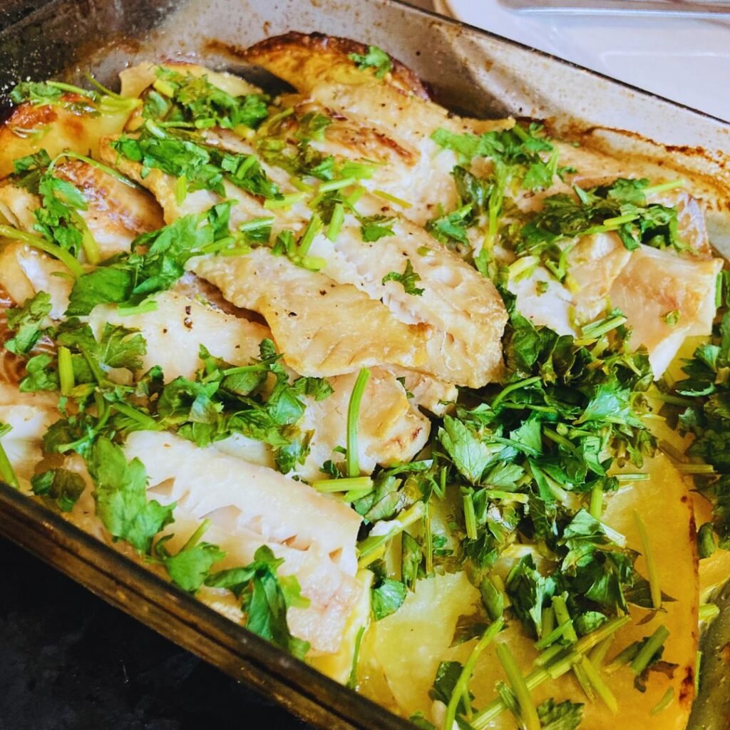 Filetes de pescado al horno sobre papas, en un pyrex