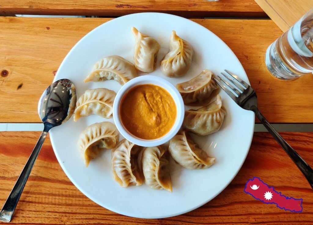 Momos con salsa Achaar. Comida nepalesa.