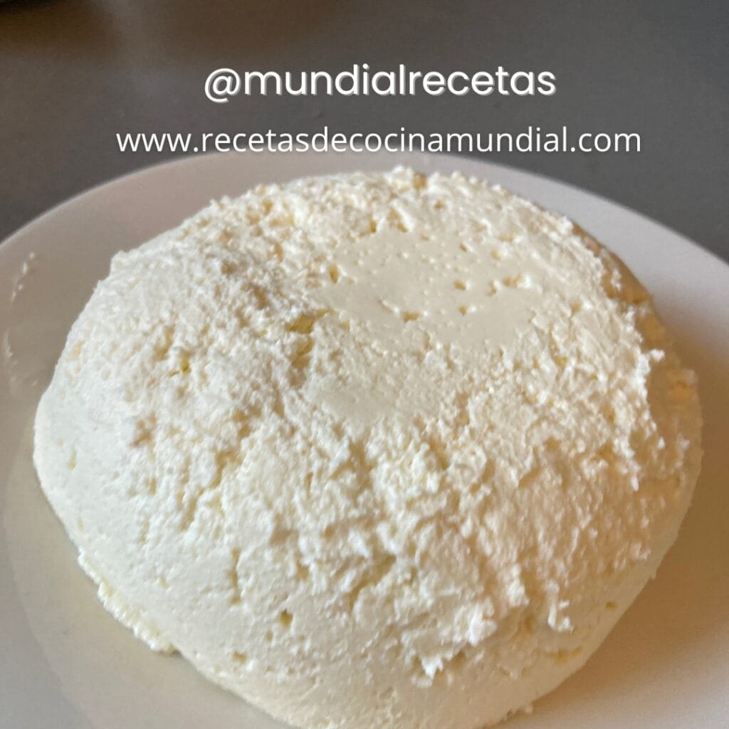 queso blanco casero en un plato