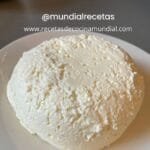 queso blanco casero en un plato