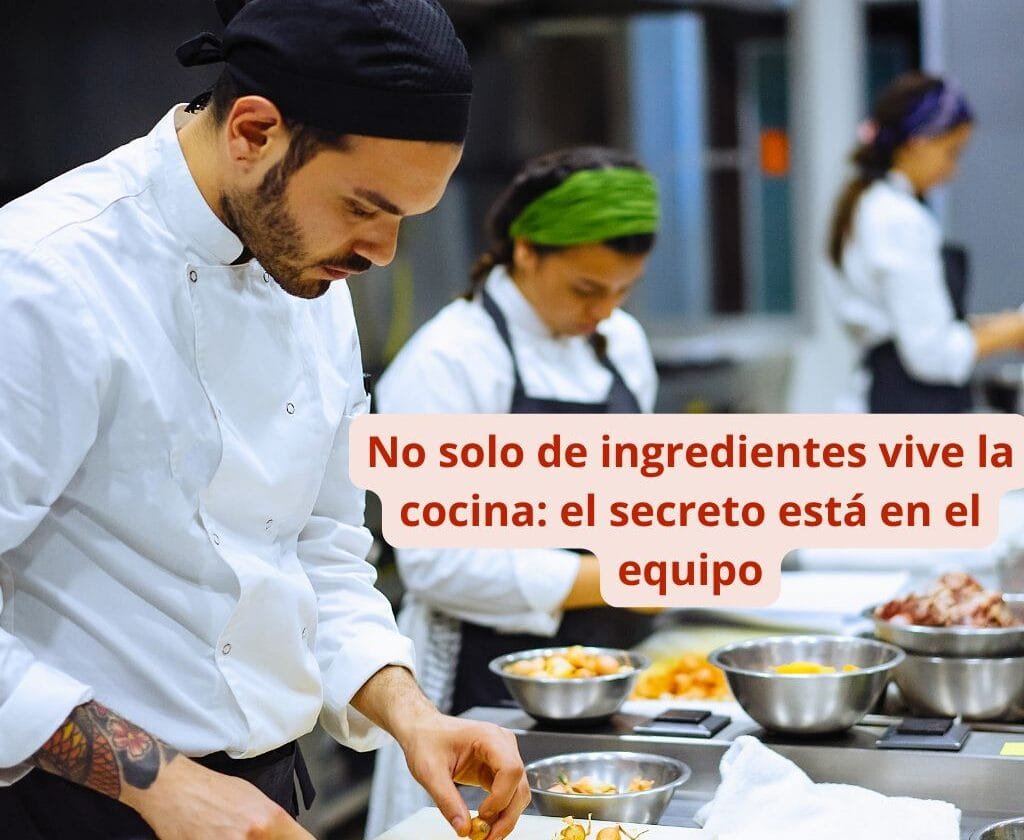 equipo de personas trabajando en la cocina