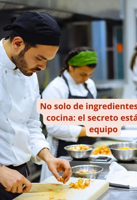 equipo de personas trabajando en la cocina