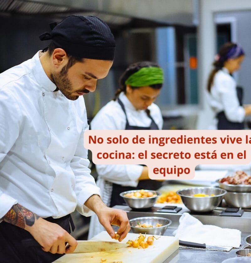 equipo de personas trabajando en la cocina