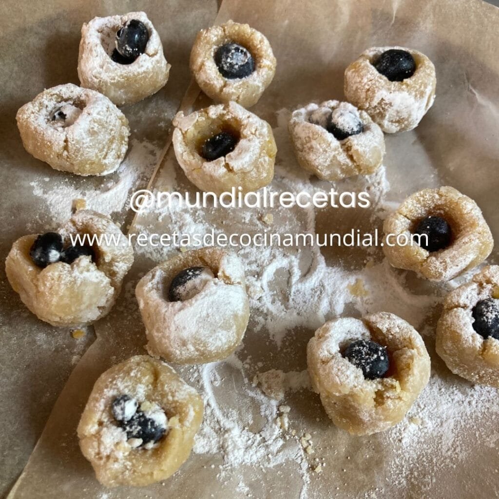 galletas de almendras y arándanos espolvoreadas con azúcar glas