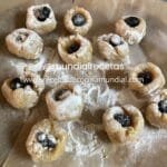 galletas de almendras y arándanos espolvoreadas con azúcar glas