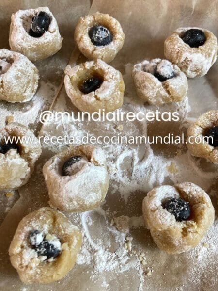 galletas de almendras y arándanos espolvoreadas con azúcar glas
