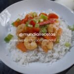 camarones con vegetales sobre arroz de coco