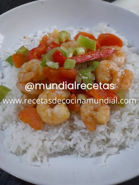 camarones con vegetales sobre arroz de coco