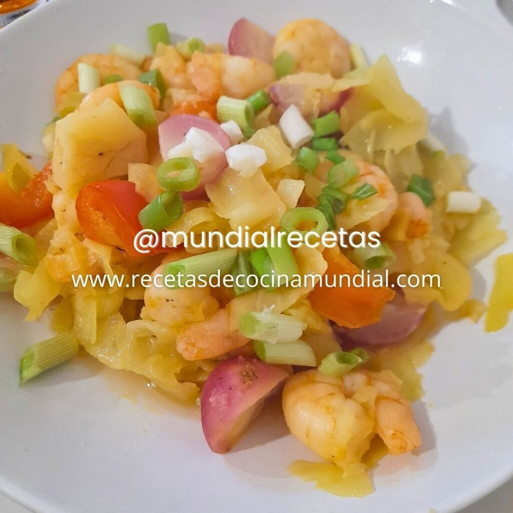 chop suey de camarones asiático con repollo, vegetales salteados y aceite de sésamo