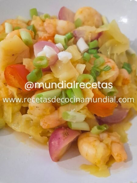 chop suey de camarones asiático con repollo, vegetales salteados y aceite de sésamo