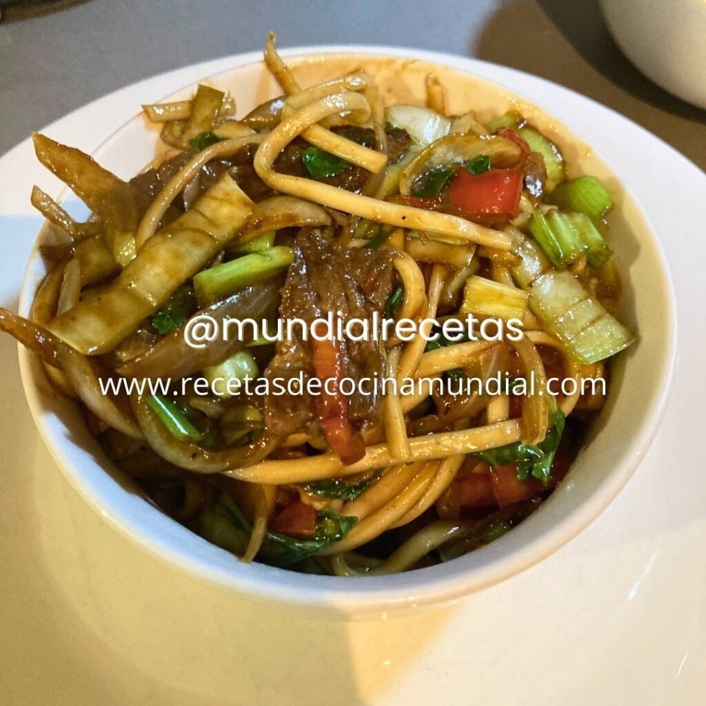 tallarines chinos con lomito en salsa de ostras