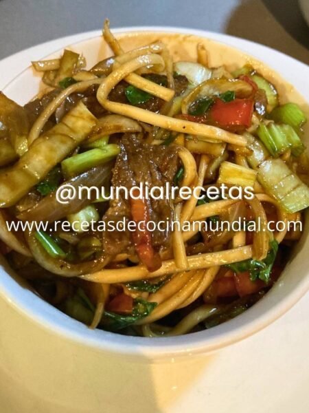 tallarines chinos con lomito en salsa de ostras