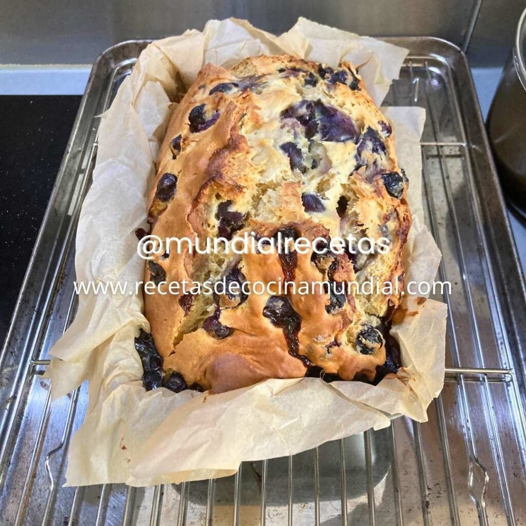 bizcocho de arándanos casero con textura tipo panettone