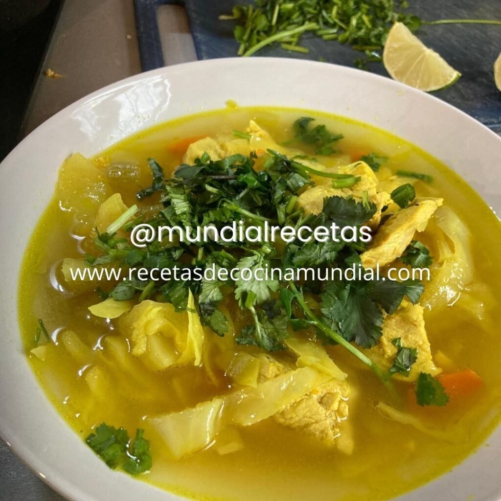 caldo de pollo casero con verduras cilantro y limón