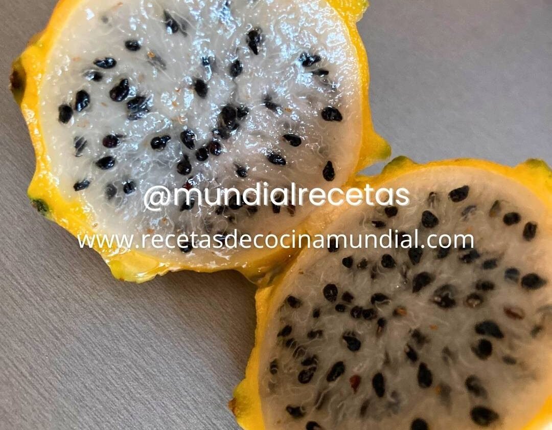Pitahaya o dragon fruit cortada a la mitad con pulpa fresca y semillas negras