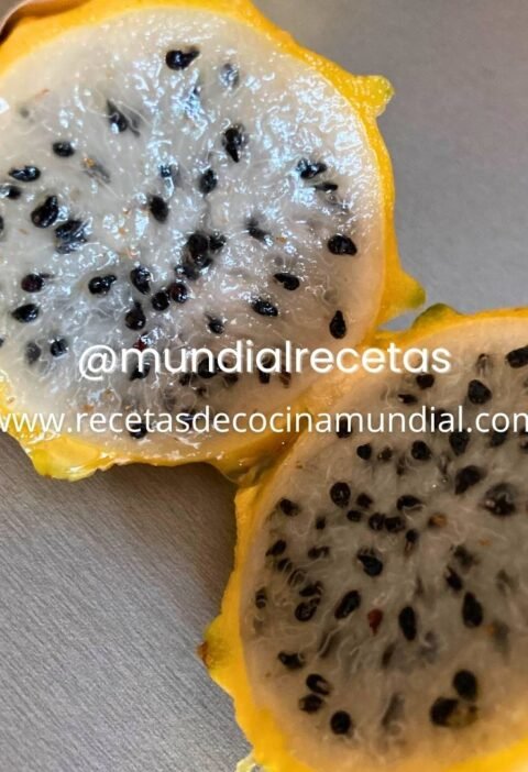 Pitahaya o dragon fruit cortada a la mitad con pulpa fresca y semillas negras