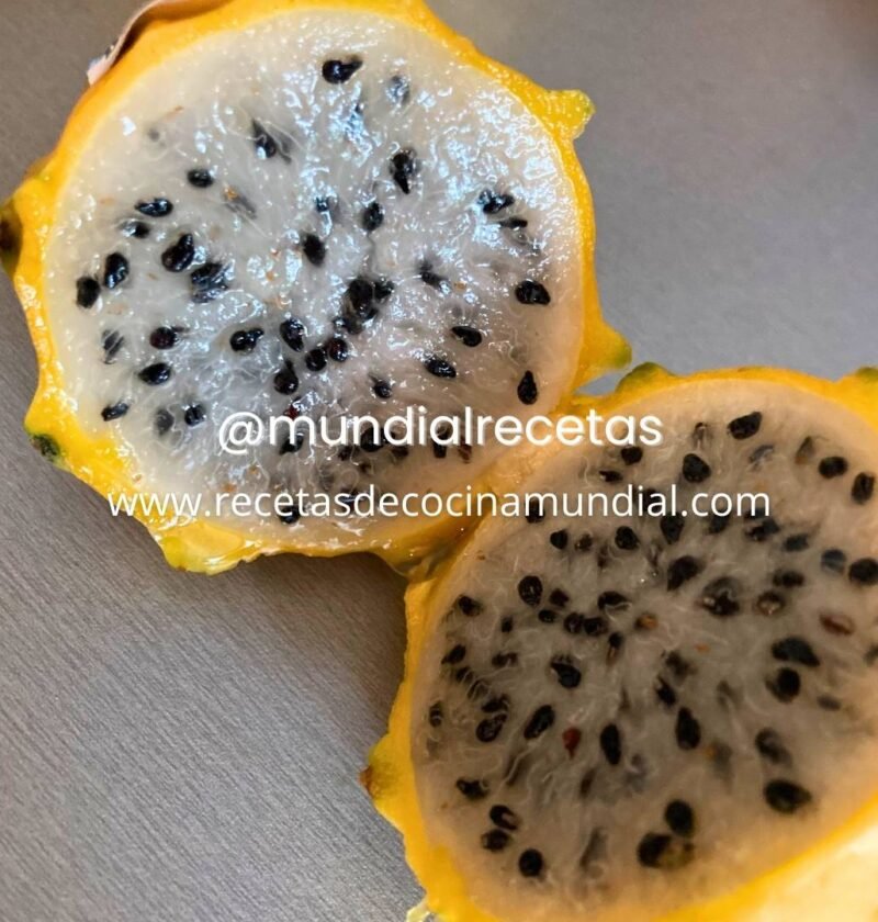 Pitahaya o dragon fruit cortada a la mitad con pulpa fresca y semillas negras