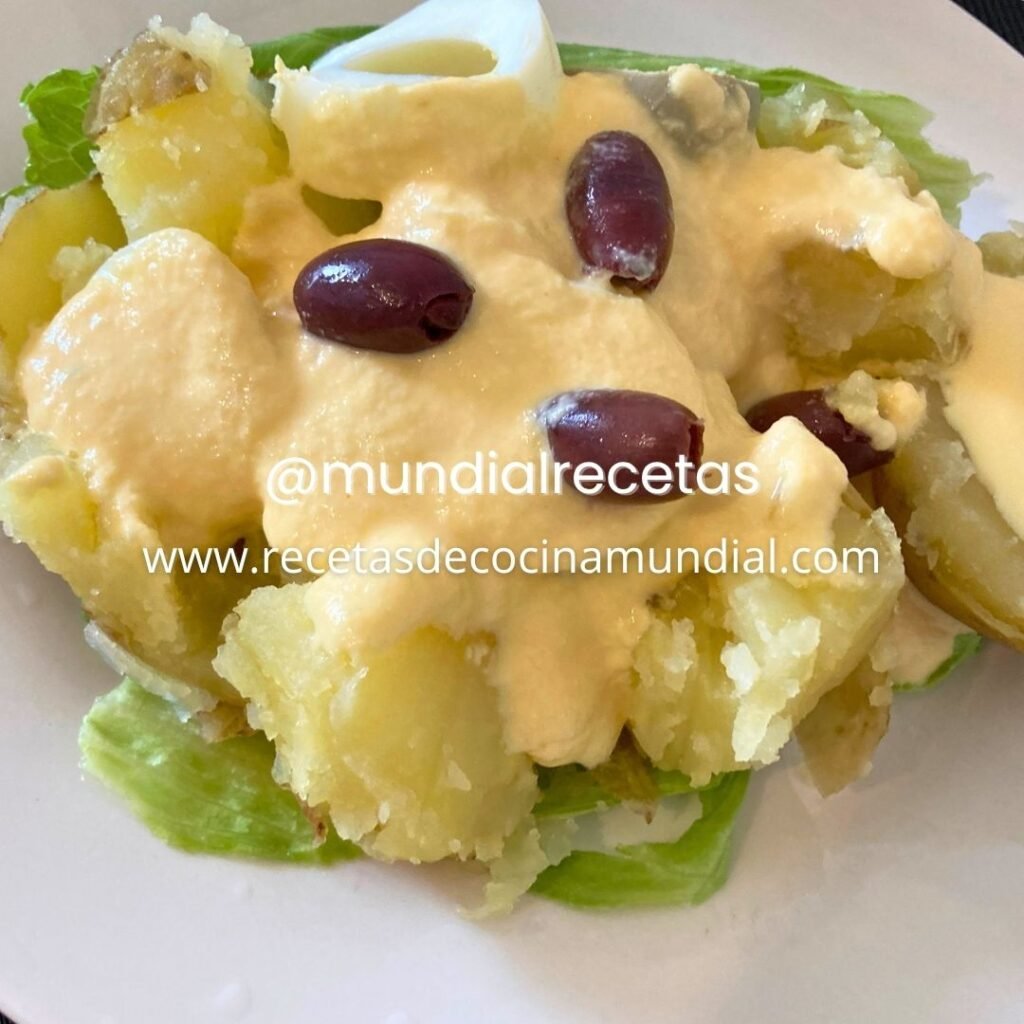 papa a la huancaína tradicional peruana con salsa cremosa de ají amarillo huevo duro y aceitunas