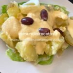 papa a la huancaína tradicional peruana con salsa cremosa de ají amarillo huevo duro y aceitunas