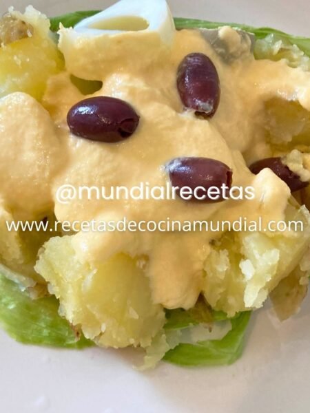 papa a la huancaína tradicional peruana con salsa cremosa de ají amarillo huevo duro y aceitunas