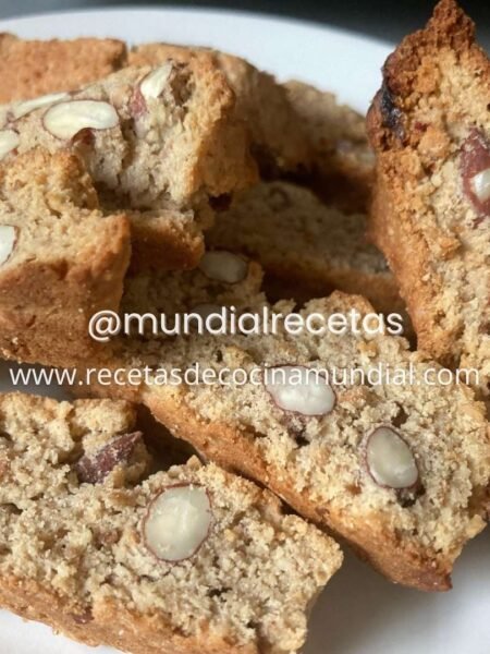 Biscotti italianos de almendra y naranja servidos en plato