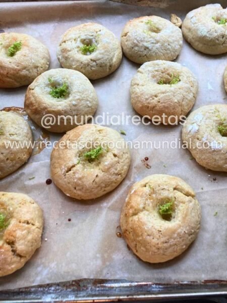 Galletas caseras de limón suaves con glaseado cítrico y centro decorado