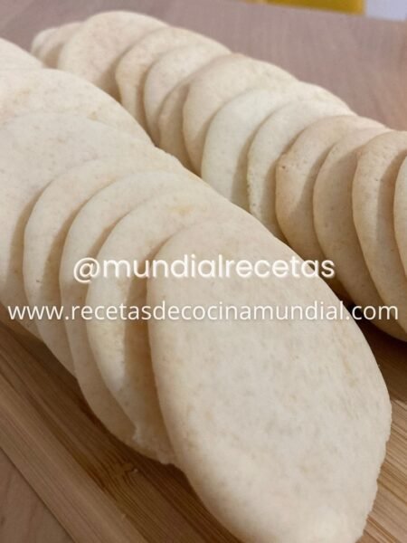 Galletas de maicena y leche condensada servidas sobre tabla de madera