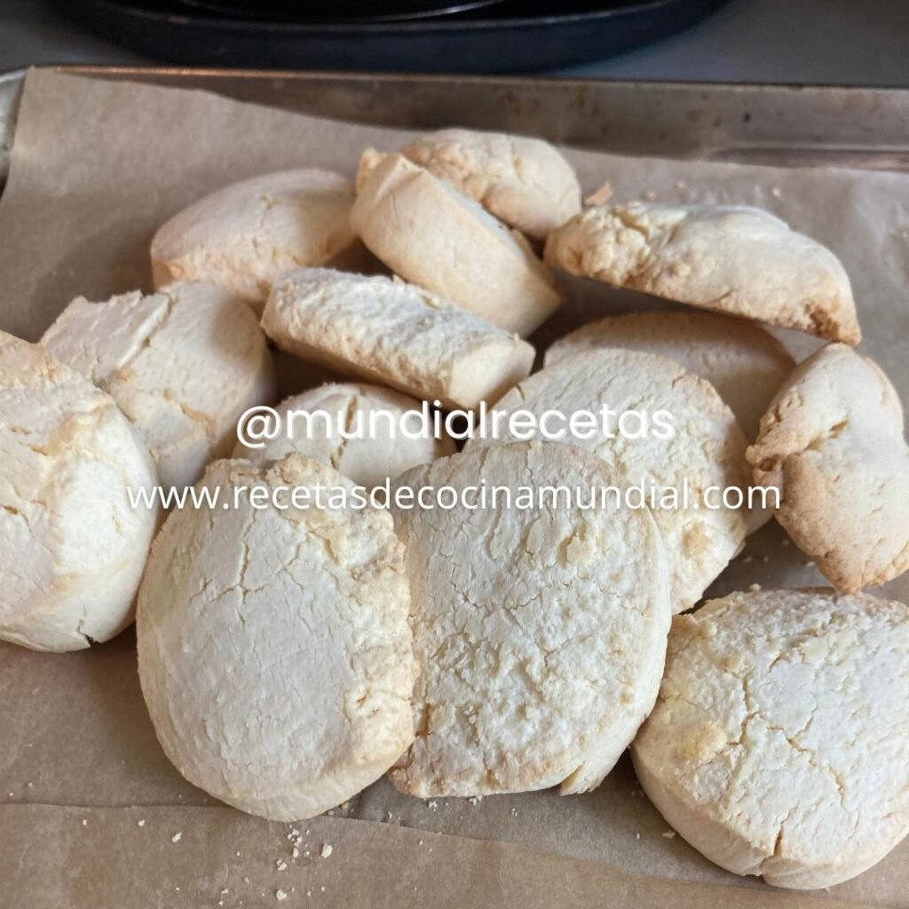 Galletas caseras de maizena y vainilla recién horneadas.
