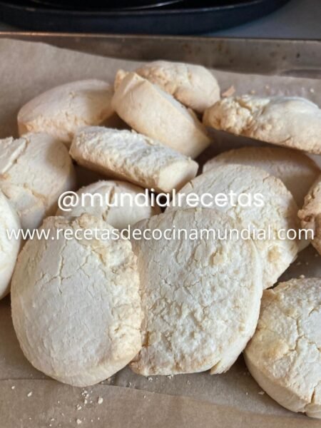 Galletas caseras de maizena y vainilla recién horneadas.
