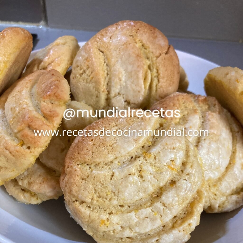 Galletas caseras de naranja suaves con diseño tipo concha marina.