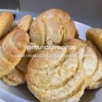 Galletas caseras de naranja suaves con diseño tipo concha marina.