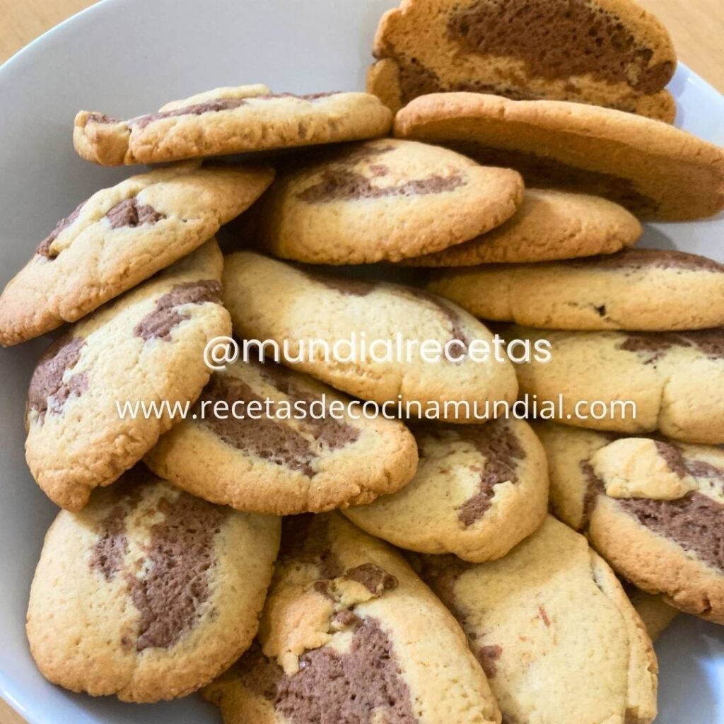 Galletas marmoleadas de vainilla y chocolate servidas en plato
