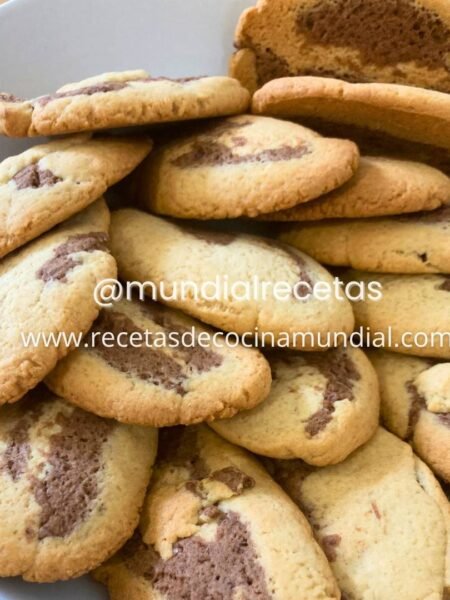 Galletas marmoleadas de vainilla y chocolate servidas en plato