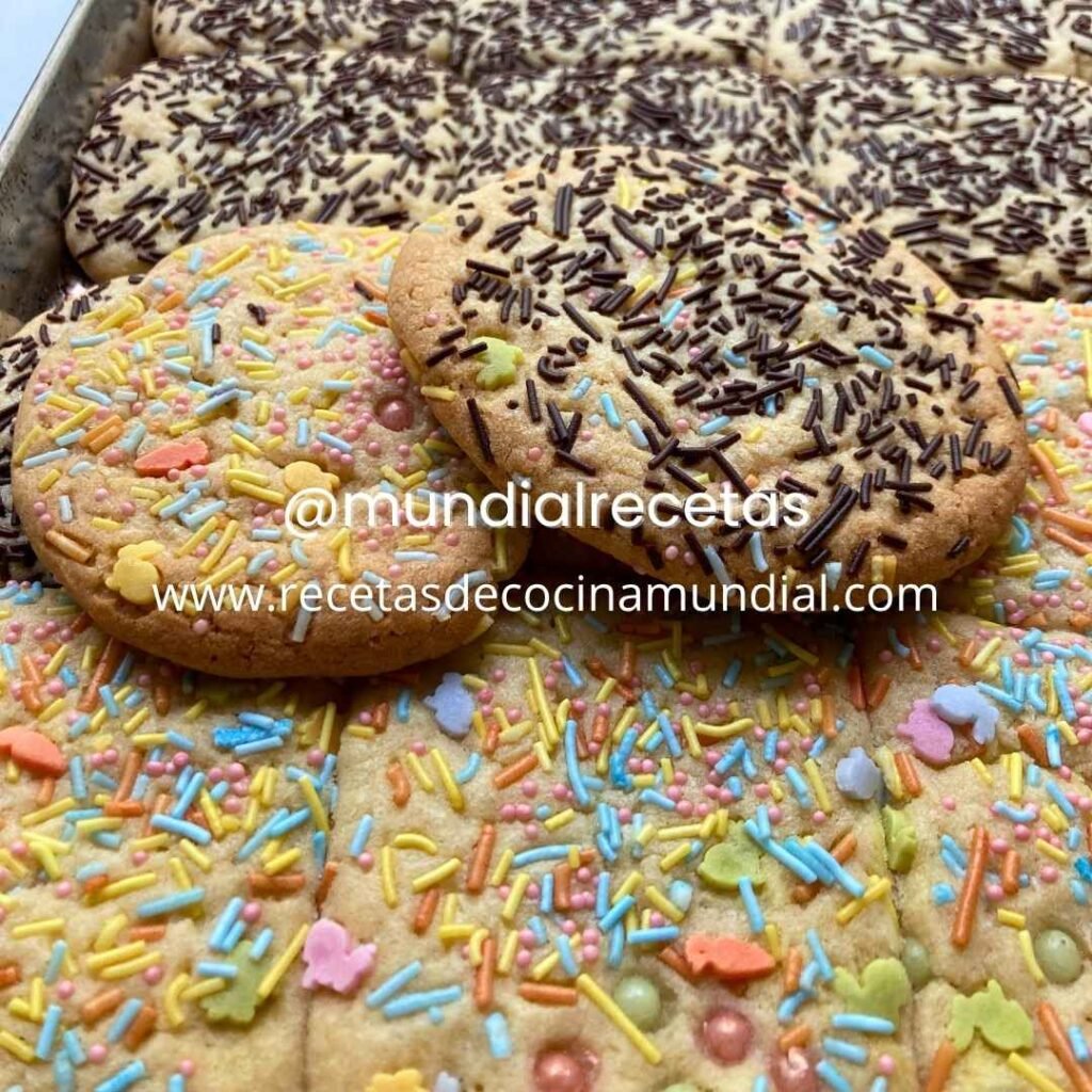Galletas polvorosas colombianas caseras suaves con sprinkles y chocolate