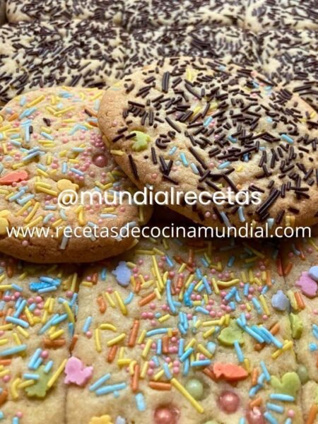 Galletas polvorosas colombianas caseras suaves con sprinkles y chocolate
