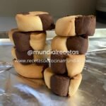 Torres de galletas dominó de vainilla y chocolate apiladas