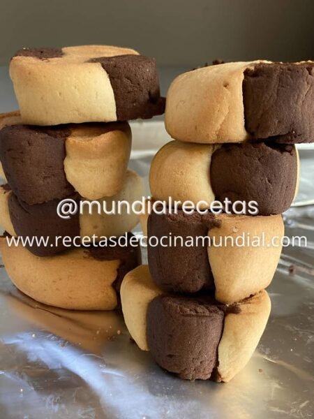 Torres de galletas dominó de vainilla y chocolate apiladas