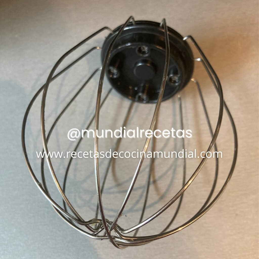 Varilla globo de batidora utilizada para montar crema, claras y mezclas de repostería