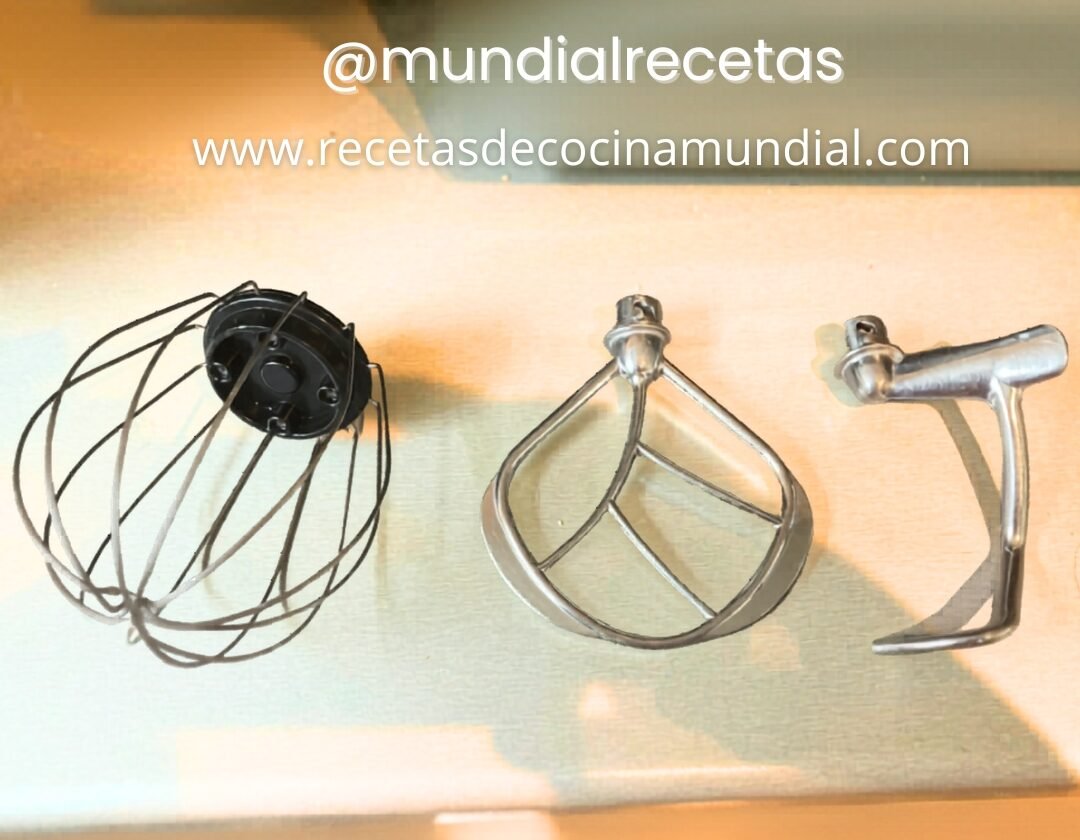Diferentes accesorios de batidora como varilla globo, paleta mezcladora y gancho amasador.